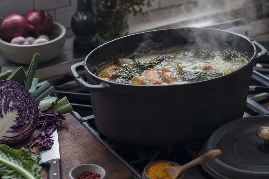 Cuisson vive dans une poêle sombre